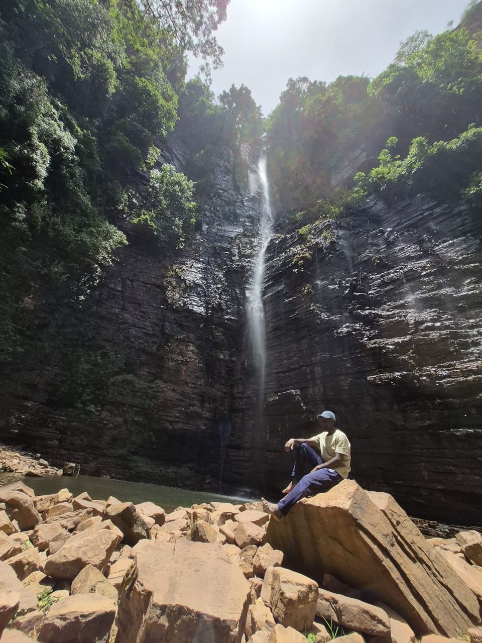 La cascade de Dindéfélo tombant d'une falaise couverte de forêt