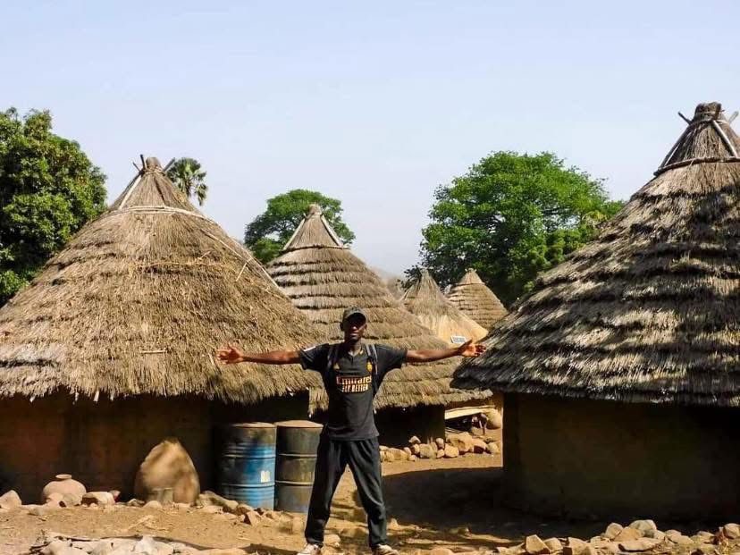 Cases rondes à toit de chaume dans un village bedik